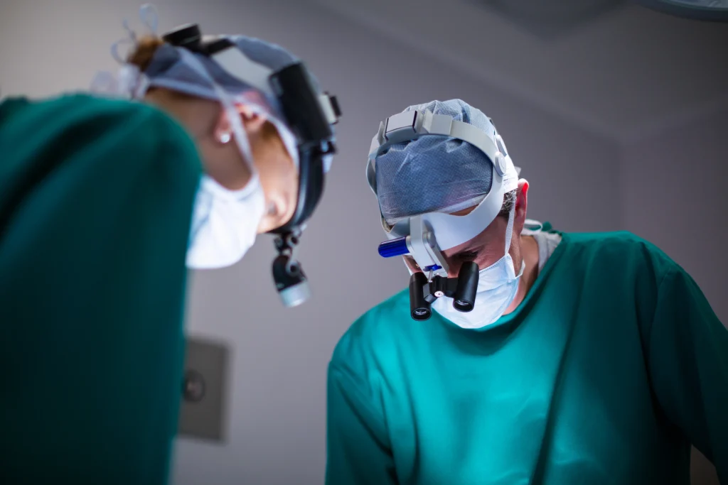 Cirurgiões em procedimento, representando cirurgia de catarata em Porto Alegre
