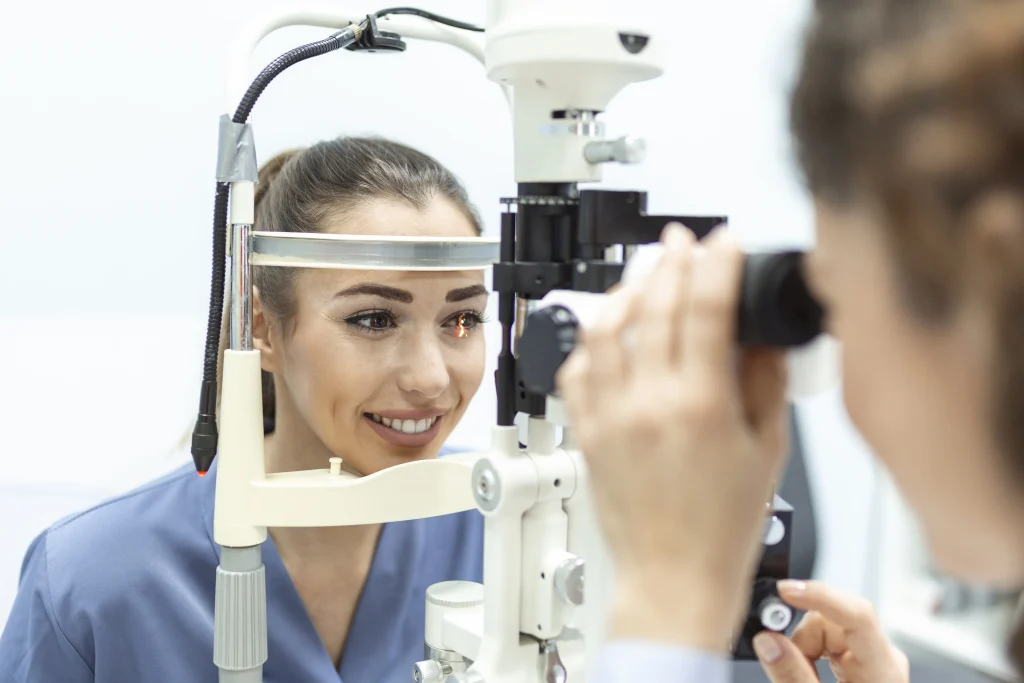 Paciente em exame oftalmológico antes da cirurgia refrativa